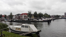 845 Vanaf de Zuidijk_Sluisbrug-Zuidoostbeemster, Opname van de Beemsterburgwal afbuigend naar rechts, met de Sluisbrug, ...